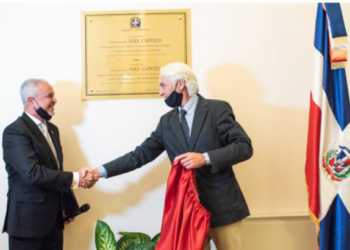 Embajada dominicana en Italia reconoce a Capozzi, hijo del legendario combatiente de 1965