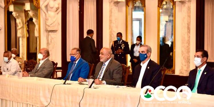 Educación firma acuerdos con televisoras para transmitir año escolar