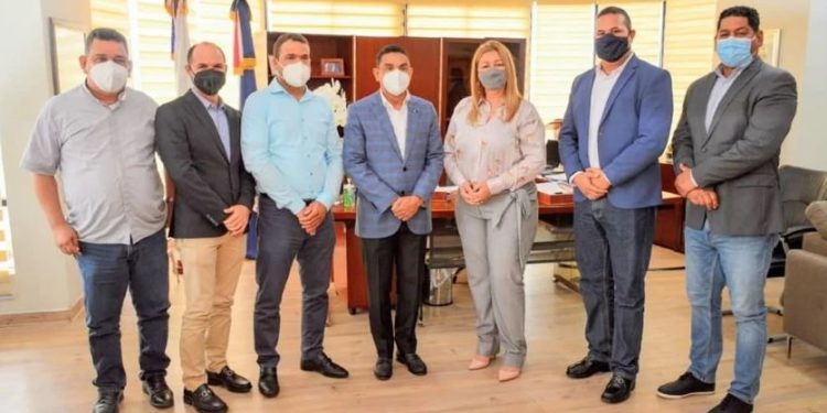 Director UERS dispone electrificación de comunidades en Ocoa