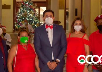 En un reducido acto Alcaldía de Ocoa enciende árbol de Navidad