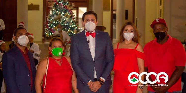 En un reducido acto Alcaldía de Ocoa enciende árbol de Navidad