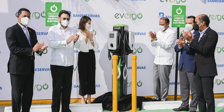 Banreservas instalará en Ocoa estación de carga para vehículos eléctricos