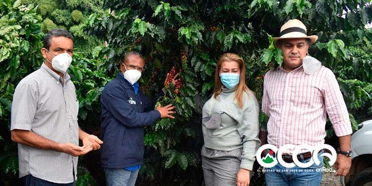 Gobernadora y director de UTEPDA realizan encuentro con caficultores en Rancho Arriba