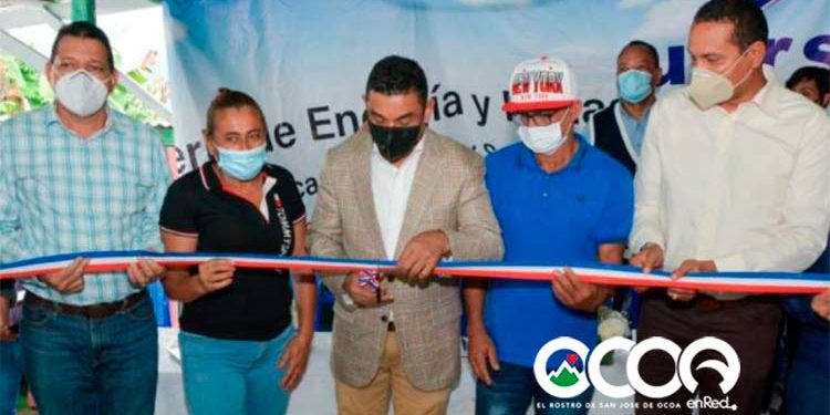 UERS entrega micro hidroeléctrica y paneles solares en comunidad El Buey