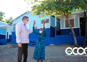 Ministro Propeep entrega iglesia y viviendas  en Ocoa