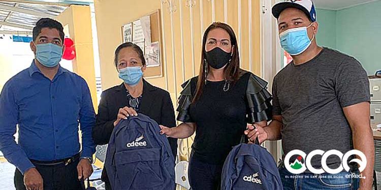 Diputada Josefa Mejía entrega kits escolares en diferentes centros de Ocoa