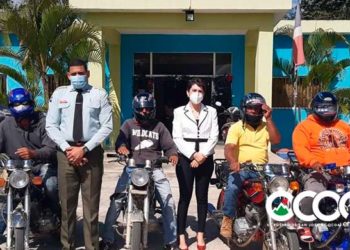 Rehabilitación y DIGESETT entregan cascos protectores a motoristas de Rancho Arriba