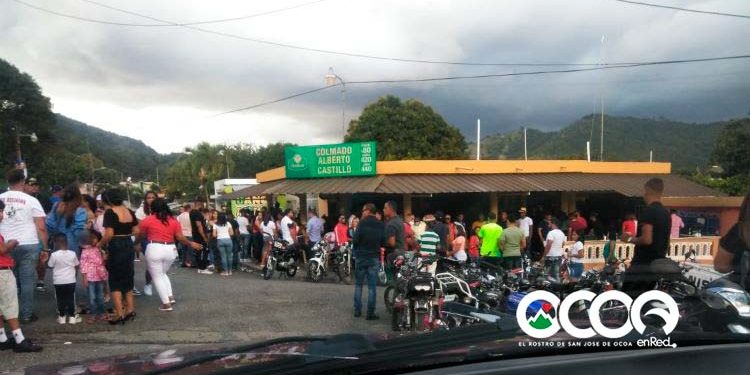 Juntos y sin mascarillas lo vivido este viernes 25 en colmadones y drinks