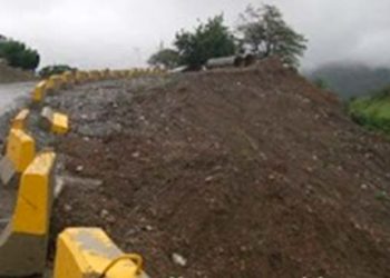 El agua en derrumbes de suelos y rocas pobres