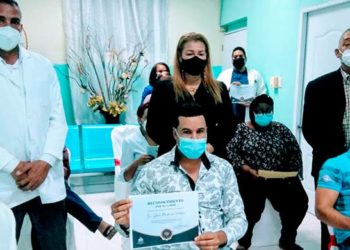 Reconocen  labor médicos, enfermeras y personal del hospital San José