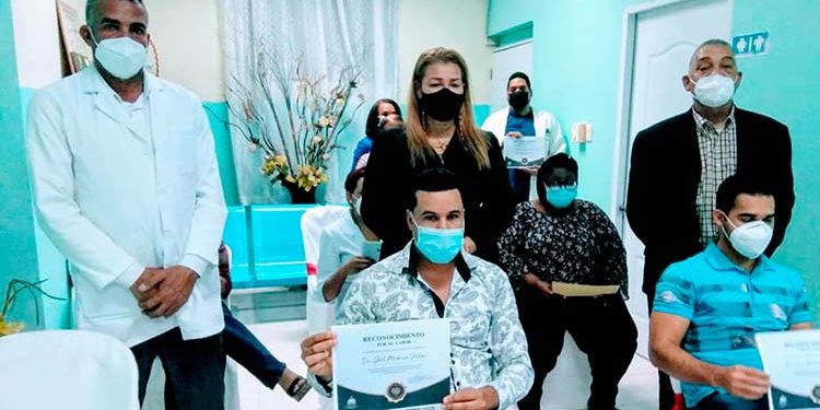 Reconocen  labor médicos, enfermeras y personal del hospital San José
