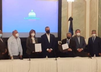 Gobierno anuncia aumento de 30% al salario base de los médicos