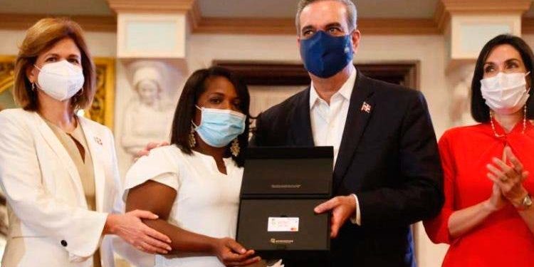 Gobierno inicia entrega tarjeta con $1,500 de bonos navideños