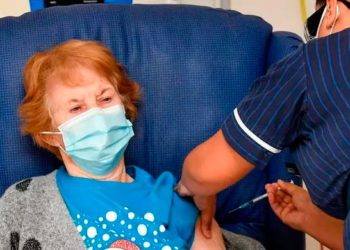 Mujer de 90 años, la primera del mundo en recibir la vacuna de Pfizer
