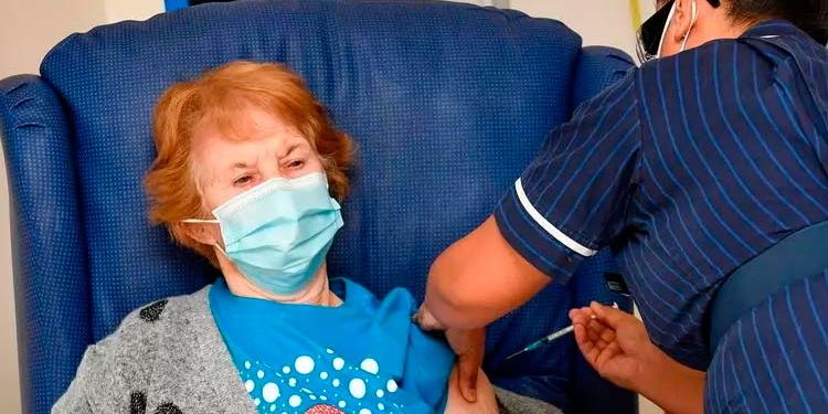 Mujer de 90 años, la primera del mundo en recibir la vacuna de Pfizer