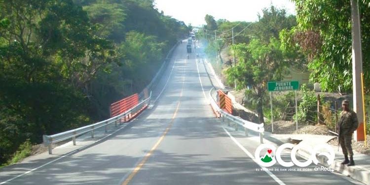 Reconocen  labor médicos, enfermeras y personal del hospital San José