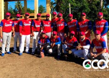 Honaxy Báez sigue aportando al desarrollo de SL; entrega uniforme softball
