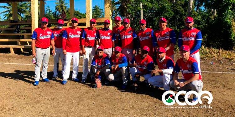 Honaxy Báez sigue aportando al desarrollo de SL; entrega uniforme softball