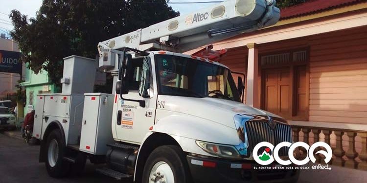 EDESUR entrega camión canasto a brigadas de mantenimiento en Ocoa