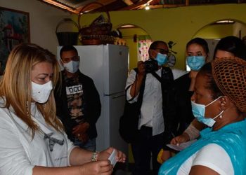 Gobernación   entrega ayuda a madre de joven falcemico