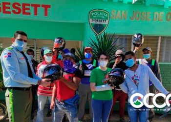 Entregan cascos a motoristas en Ocoa; desde este lunes serán fiscalizados