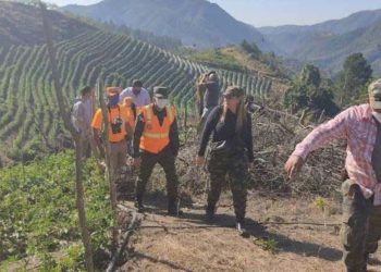 Gobernadora y otras autoridades recorren zona afectada por incendio  en Los Corozos