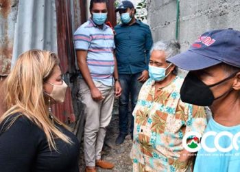 Gobernadora evalúa vivienda afectada por fuego y otras dos en Las Clavellinas; Asume caso joven con cáncer