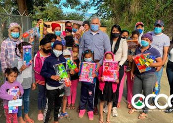 Senador José Antonio Castillo entrega juguetes en ocasión del Día de Reyes