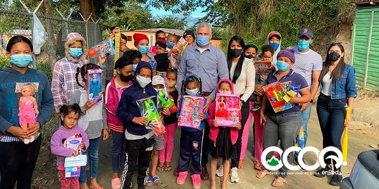 Senador José Antonio Castillo entrega juguetes en ocasión del Día de Reyes