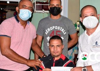 Neury Tejeda entrega aporte de 50 mil pesos para operación de joven