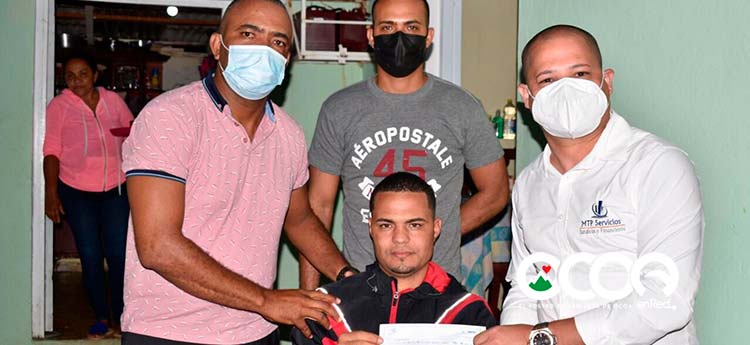 Neury Tejeda entrega aporte de 50 mil pesos para operación de joven
