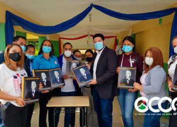 Omar Estrella entrega decenas de enciclopedias en centros educativos