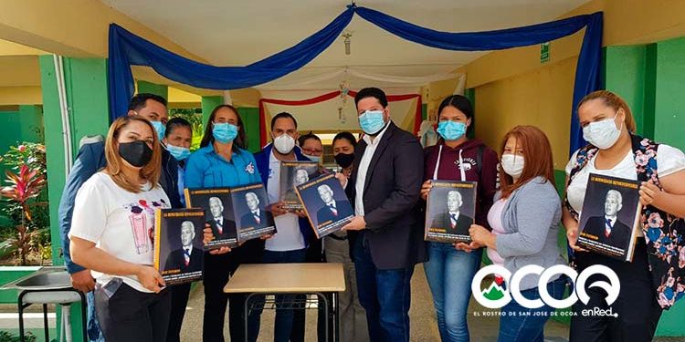 Omar Estrella entrega decenas de enciclopedias en centros educativos