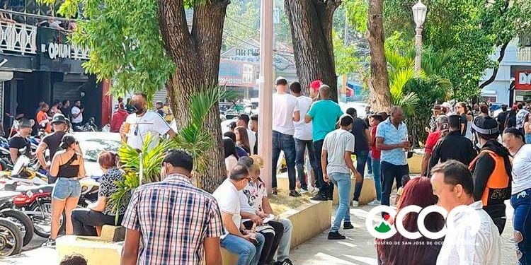 Coronavirus: Ocoeños abarrotan alrededores del parque central