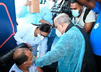 Conozca quien fue la primera personal en ser vacuna contra COVID-19 en RD