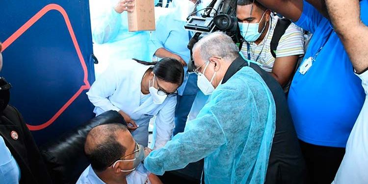 Conozca quien fue la primera personal en ser vacuna contra COVID-19 en RD