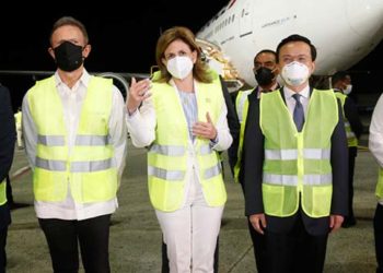 Gobierno recibe 768 mil vacunas procedentes de China