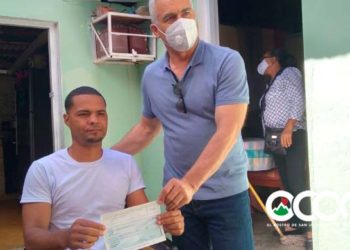 Senador José Antonio Castillo realiza aporte a joven de Sabana Larga para operación