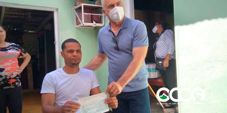 Senador José Antonio Castillo realiza aporte a joven de Sabana Larga para operación