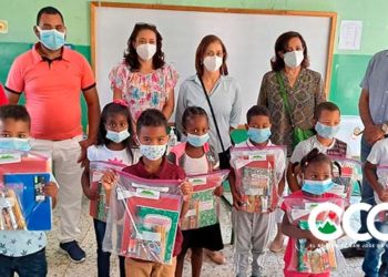 Fundación Ocoa de Pie entrega útiles escolares en Escuela Básica de Parra