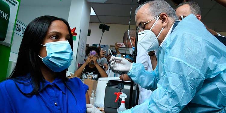 Autoridades Salud Ocoa anuncian vacunación contra Covid-19 a personal primera línea