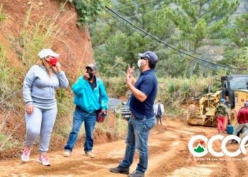 Gobernadora supervisa trabajo de mejoramiento de caminos en El Higuito