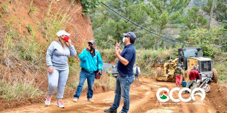 Gobernadora supervisa trabajo de mejoramiento de caminos en El Higuito