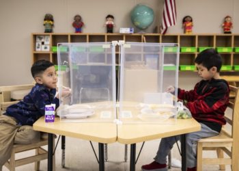 Puerto Rico se alista a reabrir escuelas luego de un año