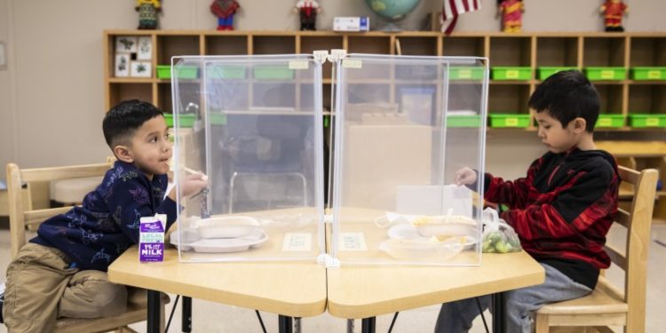 Puerto Rico se alista a reabrir escuelas luego de un año