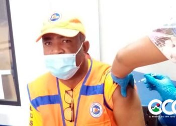 Voluntarios de la Defensa Civil reciben vacunas contra coronavirus