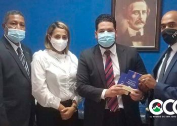 Omar Estrella dona ejemplares de la Constitución a instituciones de Ocoa