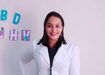 Joven recibió vacuna en el grupo de adultos mayores se disculpa; explica razones