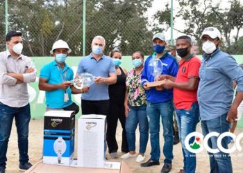 Senador entrega lámparas para iluminación Estadio de Softball de Ocoa