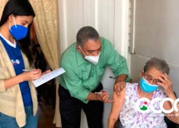 Director Provincial de Salud encabeza jornada vacunación en hogares